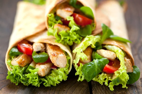 Sanduíches Frango Fajita Wrap Com Legumes Mesa — Fotografia de Stock