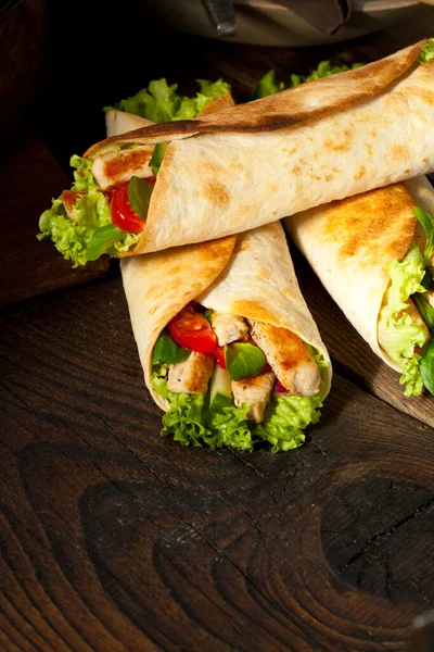 Vista Close Sanduíches Frango Saboroso Fajita Wrap Com Legumes Mesa — Fotografia de Stock