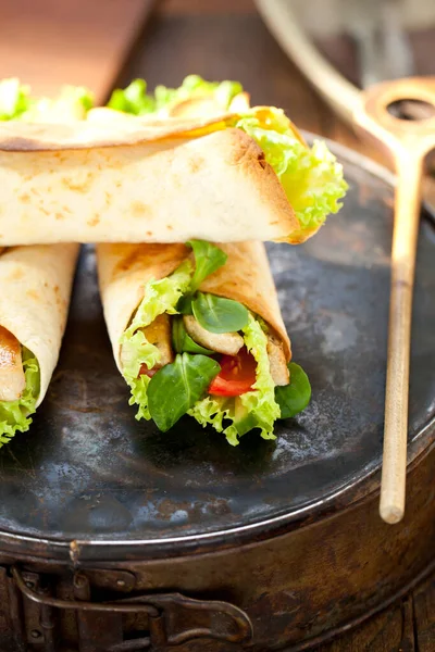 Sanduíches Frango Fajita Wrap Mesa Foco Seletivo — Fotografia de Stock