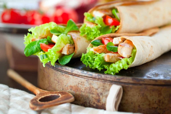 Sanduíches Frango Gourmet Fajita Wrap Com Legumes — Fotografia de Stock