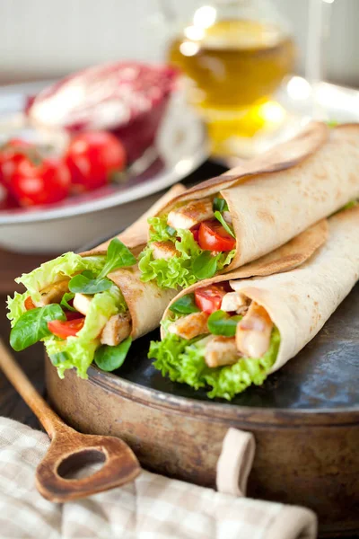 Vista Close Sanduíches Frango Gourmet Fajita Wrap Com Legumes — Fotografia de Stock