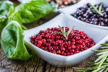 Masadaki çeşitli bitki ve baharatların yakın plan görüntüsü, seçici odaklanma