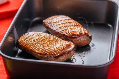 Lezzetli kızarmış ördeğin yakın plan görüntüsü 