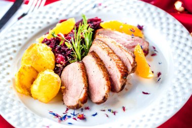 Tabakta servis edilen leziz kızarmış ördeğin yakın plan görüntüsü.