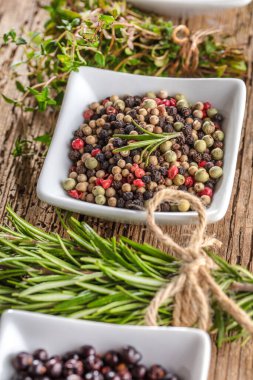 Adaçayı, biberiye, kekik - otlar, beyaz arka plan