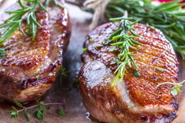 Lezzetli kavrulmuş ördek göğsünün baharat ve otlarla yakın plan görüntüsü. 