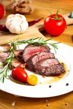 Ahşap masada ızgara geyik filetosu, yakın.