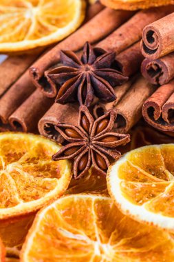 Noel kurutulmuş portakallar, tarçın çubukları ve yıldız anason. 