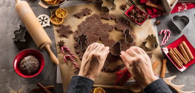 Erkek eller Noel kurabiyesi yapıyor..