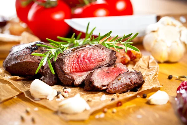 Vista Cerca Delicioso Filete Venado Parrilla Rodajas Con Especias Hierbas — Foto de Stock