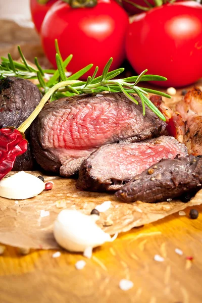 Delicious Sliced Grilled Venison Fillet Spices Herbs Vegetables — Stock Photo, Image