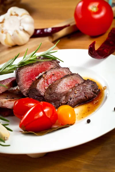 Filetto Cervo Grigliato Tavolo Legno Primo Piano — Foto Stock