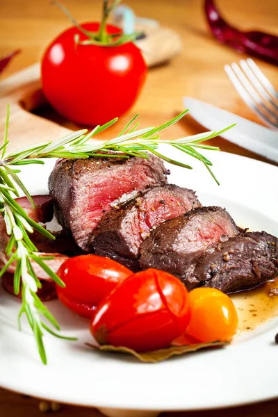 Vista Cerca Del Filete Venado Parrilla Mesa Madera — Foto de Stock