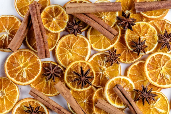 Weihnachten Getrocknete Orangen Zimtstangen Und Sternanis Ansicht Von Oben — Stockfoto