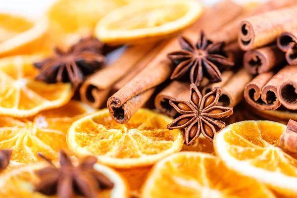 Weihnachten Getrocknete Orangen Zimtstangen Und Sternanis Selektiver Fokus — Stockfoto