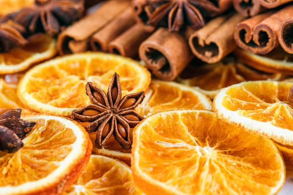 Weihnachten Getrocknete Orangen Zimtstangen Und Sternanis Selektiver Fokus — Stockfoto