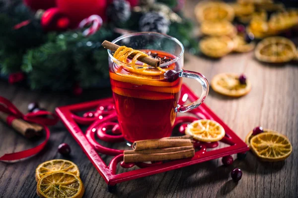 Glühweinglas Mit Weihnachtsdekoration Auf Holztisch — Stockfoto