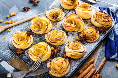 Lezzetli elmalı puf böreği.