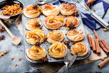 Lezzetli elmalı puf böreği.