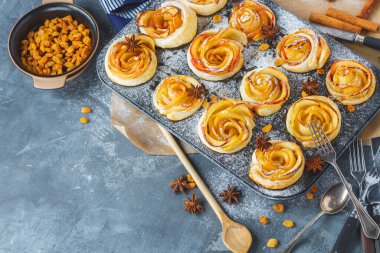 Lezzetli elmalı puf böreği.