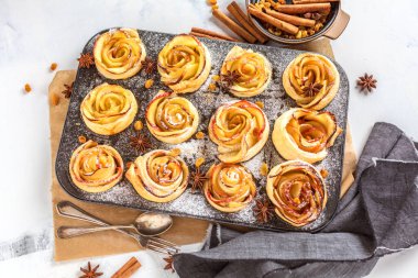 Lezzetli elmalı puf böreği.