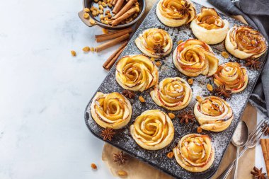 Lezzetli elmalı puf böreği.