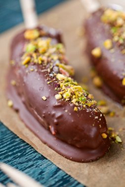 Çikolata ve fındıklı lezzetli muzların yakın plan görüntüsü.