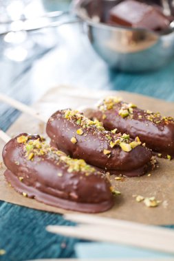 Çikolata ve fındıklı lezzetli muzların yakın plan görüntüsü.