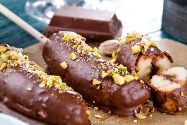 Çikolata ve fındıklı lezzetli muzların yakın plan görüntüsü.