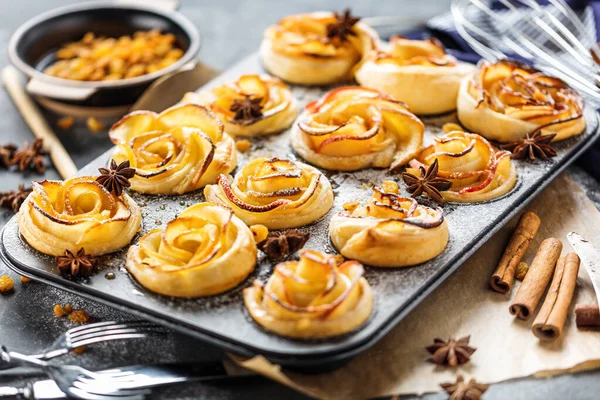 Lezzetli elmalı puf böreği.