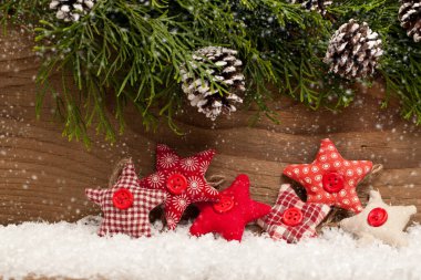 Noel hala hayattır. Oyuncaklar, ladin dalları ve dekoratif Noel süsleri. 