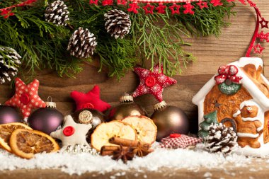 Noel hala hayattır. Oyuncaklar, ladin dalları ve dekoratif Noel süsleri. 