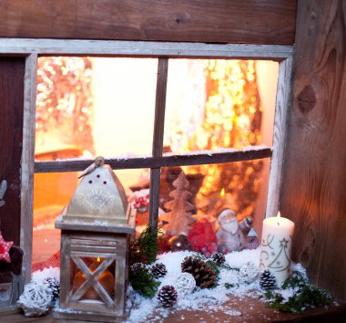 Noel, eski ahşap pencereli sakin bir hayattır. Kutlama arkaplanı 