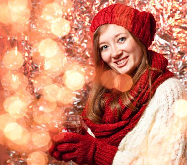 Noel konsepti. Güzel mutlu genç kadın kameraya gülümsüyor.