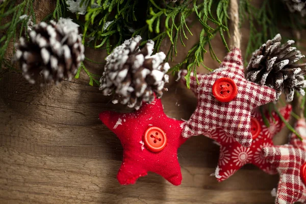 Weihnachtsstillleben Spielzeug Fichtenzweige Und Dekorativer Weihnachtsschmuck — Stockfoto