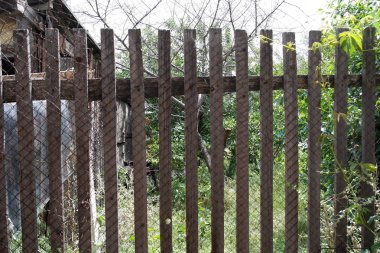 Ahşap çit. Eski. köy. Rekreasyon. Kır evi. Isı. Tasarımlarınız için.