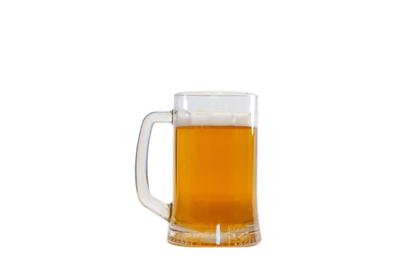 白い背景に隔離されたマグカップの軽いビール — ストック写真