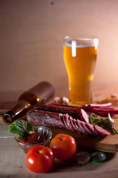 Embutidos Con Tomates Cerveza Ligera Una Botella — Foto de Stock