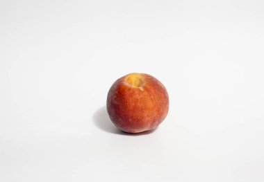 Beyaz bir arka plan üzerinde izole bir şeftali