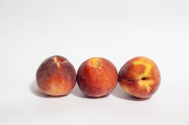 Beyaz bir arka plan üzerinde izole üç şeftali