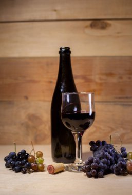 Üzüm ve şişe ile kırmızı şarap bir bardak