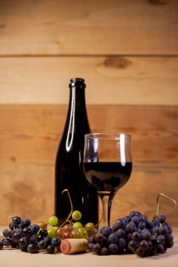 Üzüm ve şişe ile kırmızı şarap bir bardak