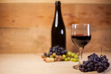 Üzüm ve şişe ile kırmızı şarap bir bardak