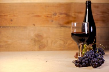 Üzüm ve şişe ile kırmızı şarap bir bardak