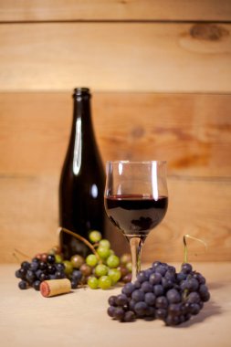 Üzüm ve şişe ile kırmızı şarap bir bardak