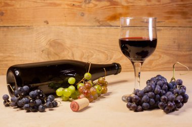 Üzüm ve şişe ile kırmızı şarap bir bardak
