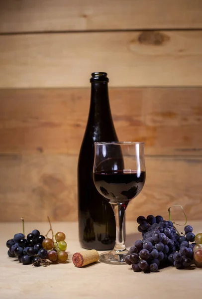 Üzüm Şişe Ile Kırmızı Şarap Bir Bardak — Stok fotoğraf