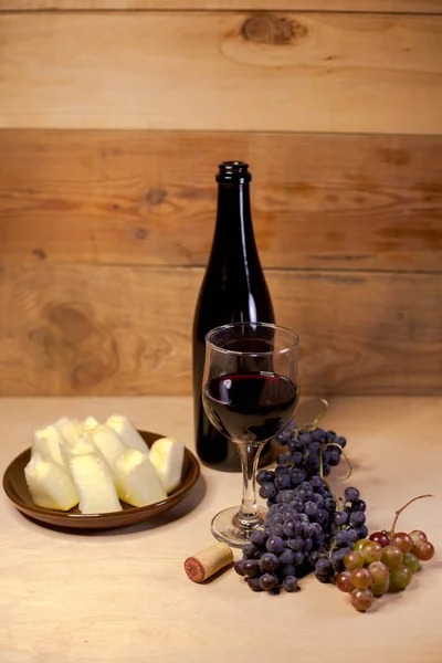 Üzüm Kavun Parçaları Şişe Ile Kırmızı Şarap Bir Bardak — Stok fotoğraf