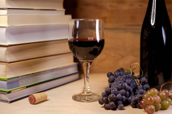 Kitaplar Üzümler Şişelerle Dolu Bir Kadeh Kırmızı Şarap — Stok fotoğraf
