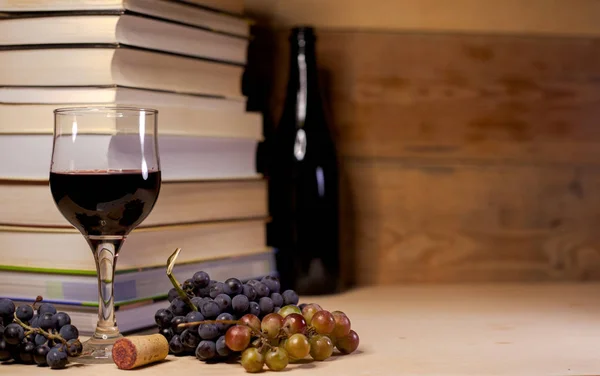 Kitaplar Üzümler Şişelerle Dolu Bir Kadeh Kırmızı Şarap — Stok fotoğraf